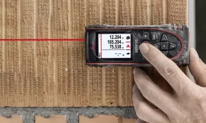 Aiuto nei cantieri con il telemetro laser Leica Disto X3